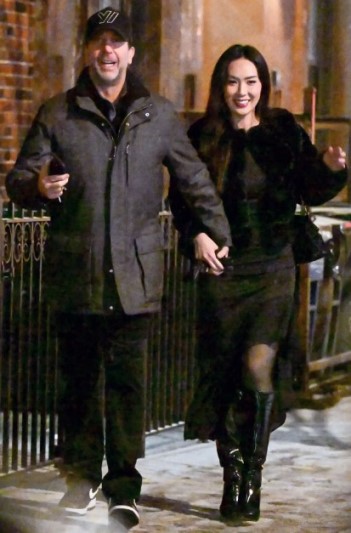 devid-shvimmer-sovershil-redkuyu-progulku-derzhas-za-ruki-s-elianoj-jolkovski-v-nyu-jorke