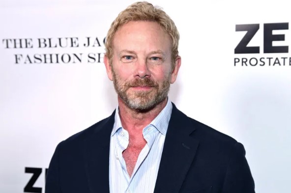 Иэн Зиринг обвиняется в нанесении побоев и нападении со стороны байкера, участвовавшего в драке в 2023 году