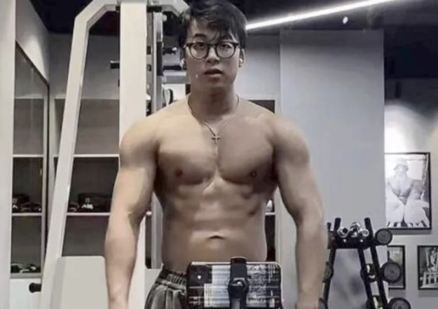 26-летний бодибилдер-инфлюенсер скончался спустя несколько дней после того, как его друг, как сообщается, опубликовал его фотографию с фиолетовыми губами