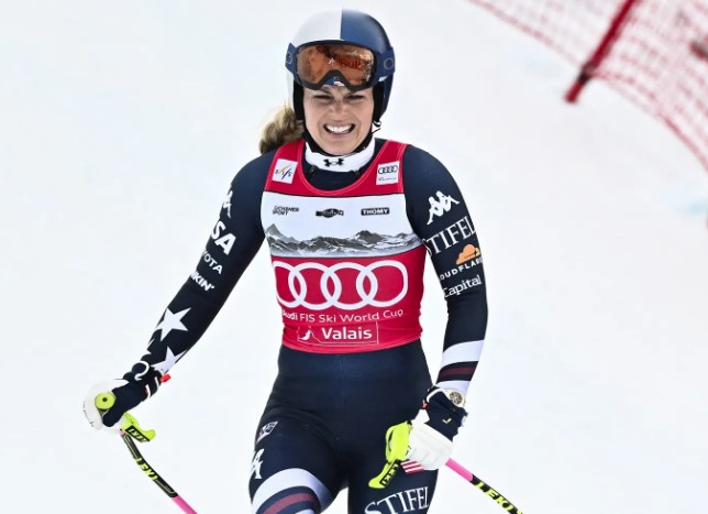 Линдси Вонн получила травмы и хромает, когда ее доставляют вертолетом в больницу после аварии в финальном заезде перед зимними Олимпийскими играми